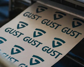 Самоклеящиеся этикетки на разной таре